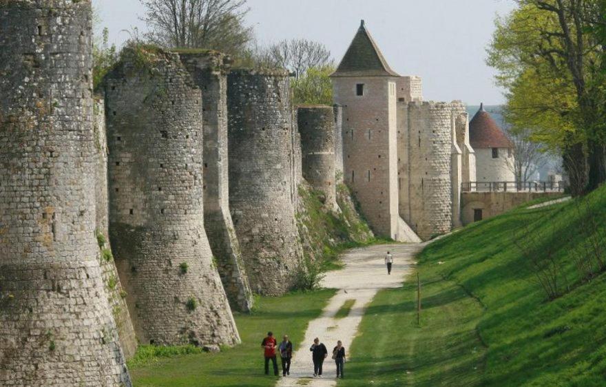 Apartment La Voulzie - Proche Centre Avec Parking Prive Provins